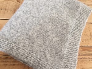 Modèle couverture bébé tricot gratuit de Charlotte T.